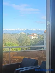 Beautiful two-room apartment with sea and mountain views - Image 1