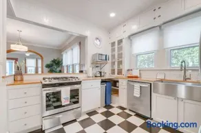The Blue House -Historic-Updated-Walkable - Image 3