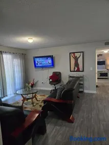 Easy Access 2beds,1bt luxury kingbed with pool sleeps 4 - Image 2