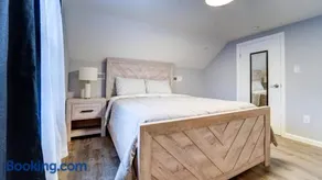 Family Retreat Near Yale - Stylish Free Wifi - Image 2