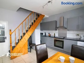 Comfy 2-Bedroom Family & Contractor Home in Bolton with Free Wi-Fi and Street Parking By North West Accommodation - Image 4