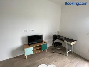 Bright and peaceful studio with extendable bed - Image 4