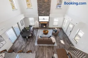 All New Cabin w Free Attraction Tickets-Pvt Hot Tub-Community Indoor Pool - Image 3