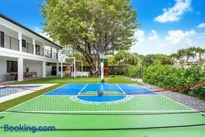 The Grand World Mansion - Game Room, 9 Bed rooms, Htd Pool, Mini Golf,BBQ - Image 2