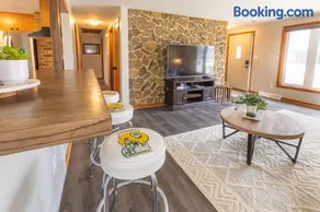 1 Block To Lambeau 3 BR Sleeps 6 Pet-Friendly - Image 3