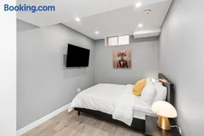 Cozy Spacious 2BR Suite with Parking & Wi-Fi - Image 3