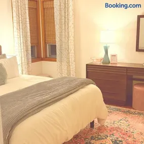 Retro 3BR Cottage-Fast WiFi-Near Hospitals&Sports - Image 3