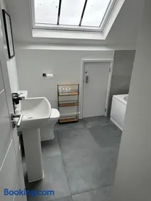 The Loft, NEW, Stylish Maisonette, Central, Private Location - Image 5