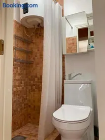 Freshly renovated Artist Quest Apartment - Image 1