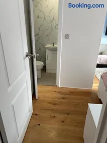 En Suits room with your own bathroom and toilet - Image 5