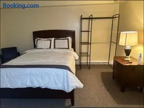 Luxury BnB Guest suite with movie theater, Lounge and Gameroom - Image 4