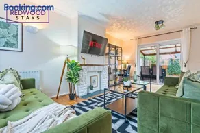 Cosy 3-Bedroom Serviced House with Free Fast WiFi and Parking for 2 Cars By Redwood Stays - Image 2