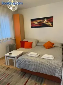 Charming studio near downtown - Image 2