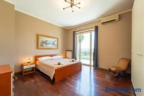 Villa with Pool in Unesco, 4 Room, Parking e Free WiFi - Image 2