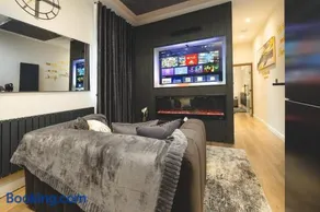 Luxury Cosy Garden Suite - Spa-Bath - Image 2