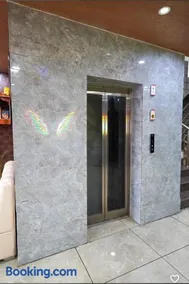 Hotel Crown Plaza - Image 2