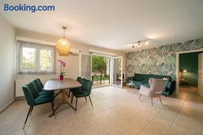 Central & Elegant Suite with private garden - Image 1