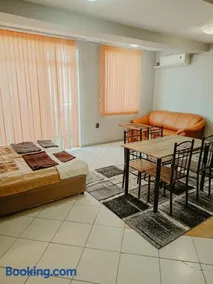 Kamelia Garden Apartment - Image 1