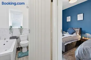 2 Bedroom House, ideal for contractors or larger groups - Image 5