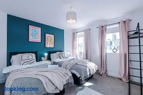 Stylish Grimsby 3-bedroom House with Wi-Fi & Parking Sleeps 6 by PureStay - Image 2