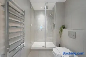 Stylish and Spacious 2 Bedroom 2 Bathroom Apartment - Image 3