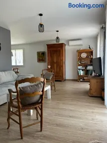Ferienhaus mit Pool und Garten - Image 1