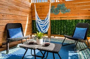 Jennifer's Stylish Apt Private Deck Backyard Oasis - Image 2