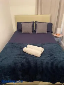 Room in Gloucester Road 4 - Image 2