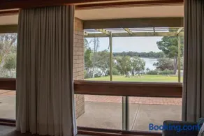 Willow Lodge Retreat - Private Boat Ramp - Image 4