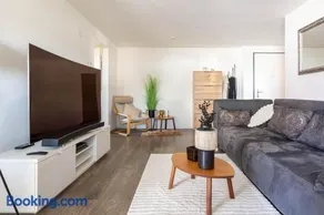 Luxury Business Apartment with 2 Monitors and Parking - Image 2