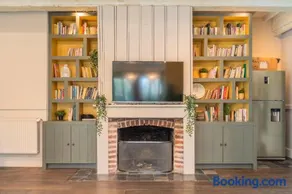 15 Min to Lille - Beautiful 14p House, 5 Bedrooms - Image 2