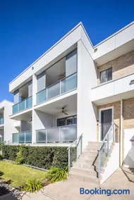 Beachside Bliss: Modern 3BR minutes to Caves Beach + Cafes - Image 5