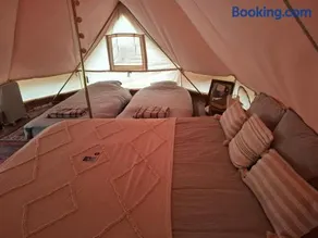 Tente glamping "Explorateurs" à la Ferme de la Chevêche - Image 2