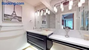 Luxury Private Room with washroom - Newmarket, Ontario - Image 3
