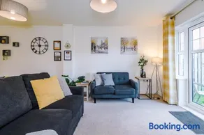 Spacious 4-Bed Townhouse in Crewe by 53 Degrees Property, Ideal for Contractors & Business, FREE Parking - Image 5