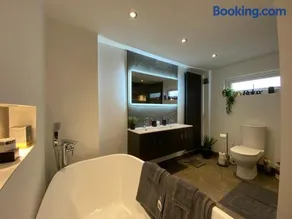 Modern Room in Cardiff, Wales - Image 4