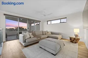 Silver Sands Sanctuary - 6BR Beachside Luxury - Image 1