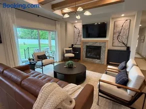 New Luxe Modern Ranch - 2 Primary Suites - Image 1
