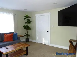 Comfortable Renovated 3 Bed Apartment - Image 3