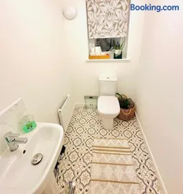 Gilded Nest-Room with Detached Bath-Double Room, Ideal for ONE - Image 4