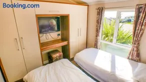 3 Bed 2 Bathroom Super Lodge! Sea Views! - Image 5