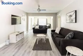 4 Bed 3 Bath House, Spacious, Smart TVs in all rooms, Whole house to yourself - Image 1