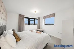 2BR Top Floor City Apt with King or Twin Beds, Free Secure Underground Parking & SkyStream TV - Central Reading, Sleeps 6 - Image 1