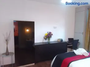 Cozy 2-bedroom Bungalo, 3 beds, free parking and garden space - Image 2