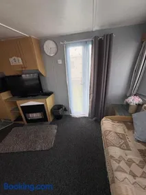 137 sealands, 3 bed, 8 berth caravan hire, ingoldmells, skegness recently modernised - Image 3