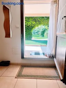 chambre et salle de bain privé s'ouvrant sur terrasse, jardin et cuisine d'été - Image 3