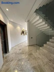 Luxurious villa - Image 2