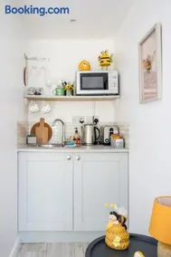 Bumble Bee Lodge, ROOM 1 - Image 2