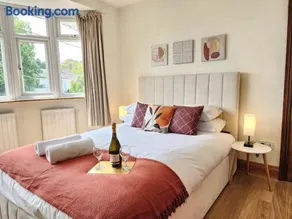 Stylish 3-Bedroom House with big Garden & Parking - Image 2