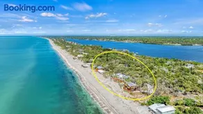 Gulf Front Escape on the Beach with Shared Viewing Deck & Pool - Image 4